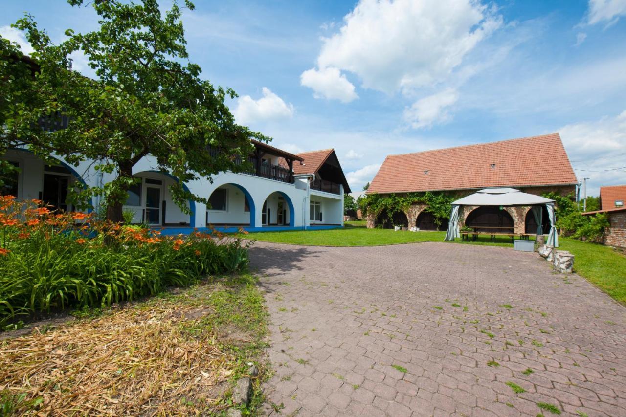 Penzion Posada Hotel Podivin Exterior photo