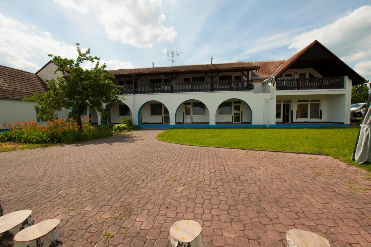 Penzion Posada Hotel Podivin Exterior photo